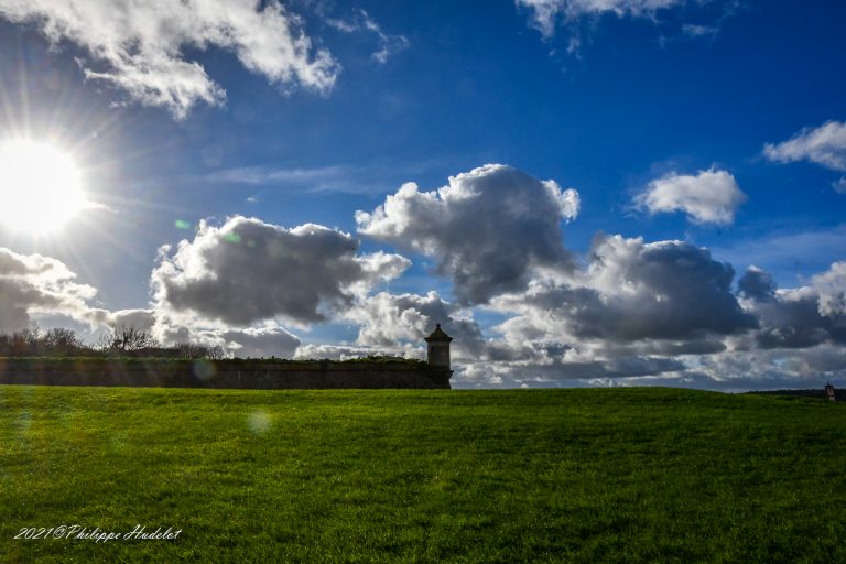 Une vue de la baie de Saint-Vaast-la-Hougue. Le fort de Vauban.