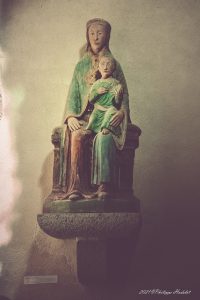 Immersion visuelle à l'Abbaye de la Lucerne, collection exclusive d'images historiques et artistiques.