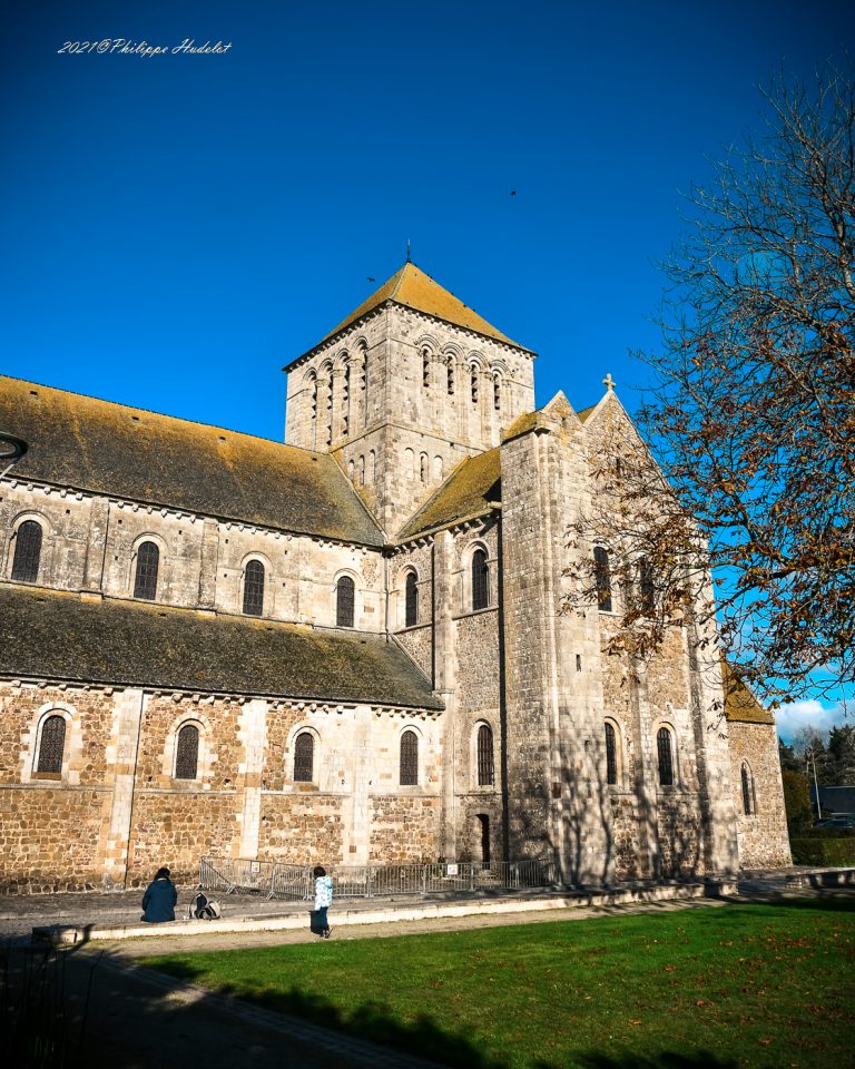 Vue de l'Abbaye de la Sainte-Trinité de Lessay, son architecture romane et son cadre naturel.