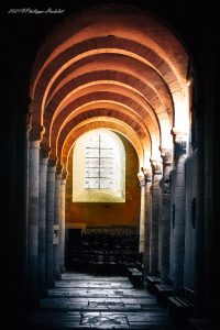 Vue de l'Abbaye de la Sainte-Trinité de Lessay, son architecture romane et son cadre naturel.