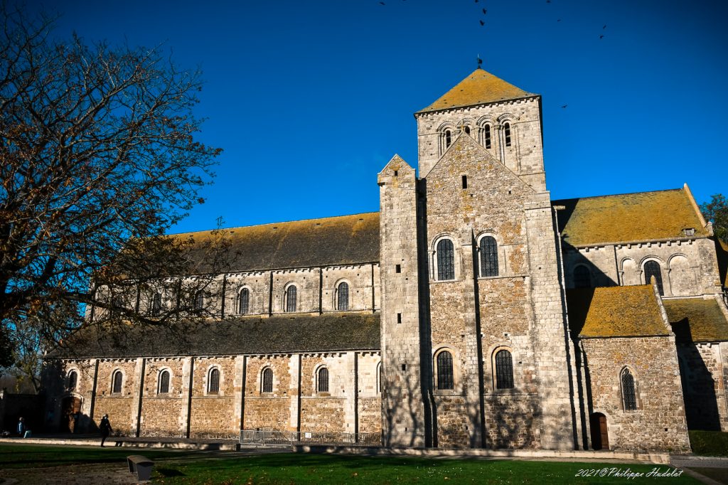 Vue de l'Abbaye de la Sainte-Trinité de Lessay, son architecture romane et son cadre naturel.
