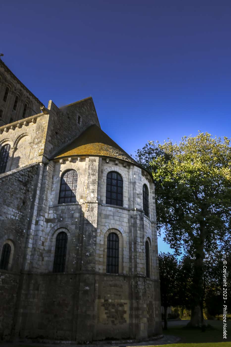 Vue de l'Abbaye de la Sainte-Trinité de Lessay, son architecture romane et son cadre naturel.