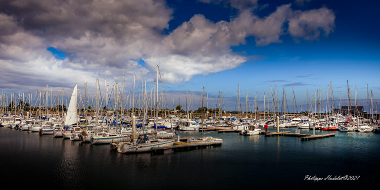 Vue panoramique de Saint-Vaast-la-Hougue et ses sites culturels