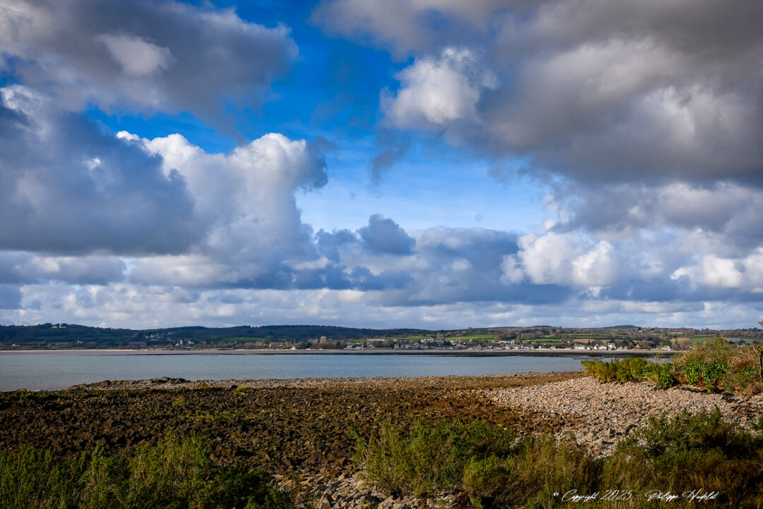Une vue de la baie de Saint-Vaast-la-Hougue. le fort de Vauban.